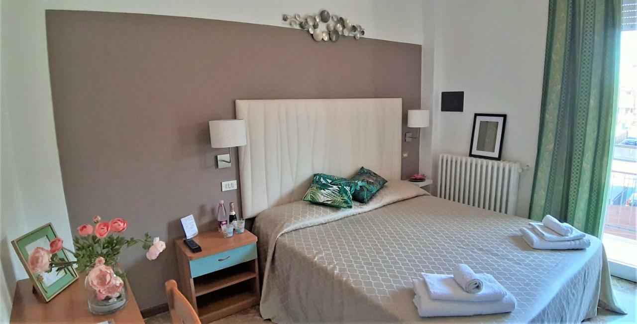 רימיני Hotel Eugenio מראה חיצוני תמונה